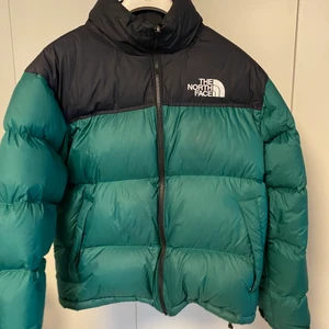 The North Face Nuptse  - Säljer för att den är för liten. Bra skick använd under vintern. (Priset kan diskuteras)