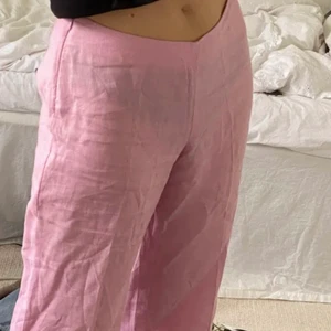 Rosa linnebyxor - Rosa linnebyxor jag använt endast en gång, köpta här på plick. Såååå snygga men kom tyvärr inte till mer användning än vad jag trodde. Sist bilden är min och de första två är lånade från tjejen innan. Jag är 158 cm. 💓