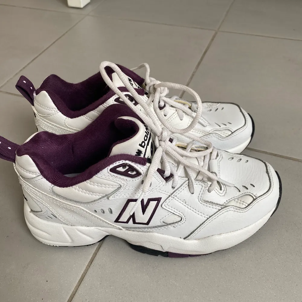 Intressekoll på mina jättefina New Balance 608or. Köptes för cirka 1 år sedan men är knappt använda därav är dem som nya! Ett par extremt sköna sneakers som går att använda till allt. De är i storlek 37,5 vilket betyder att dem passar både en 37a och en mindre 38a. Köptes för ca 800kr. Skriv om ni är intresserade och vad ni är beredda att betala!. Skor.