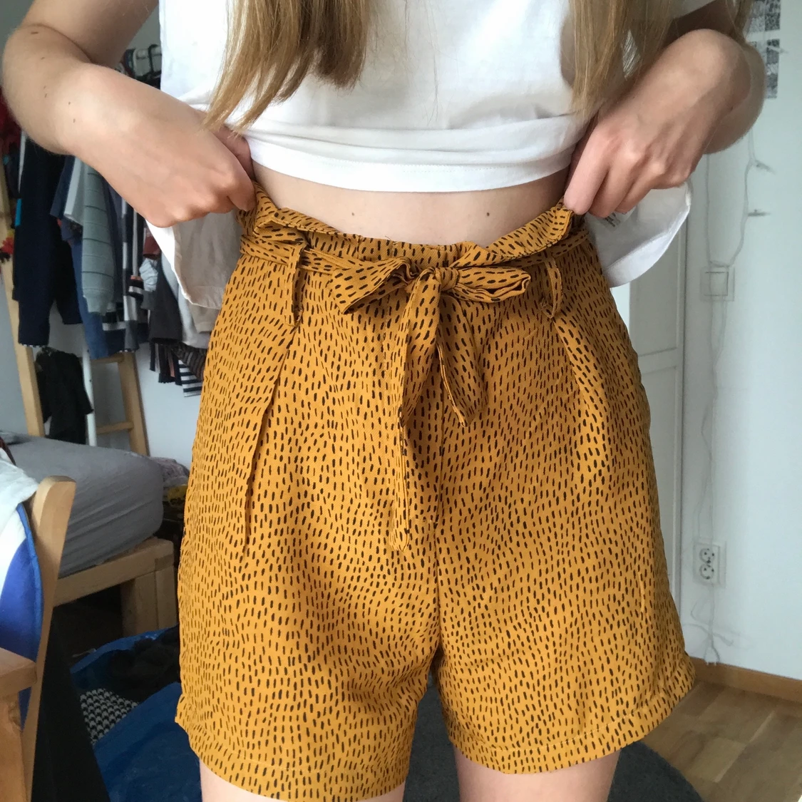 Gula shorts med prickar - 90