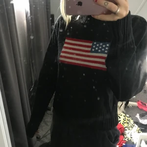 Stickad tröja  - Svart stickad tröja med märkte över brösten 