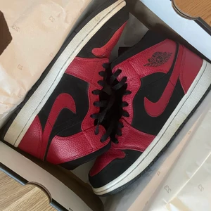 Air Jordan 41 - Air Jordan mids i storlek 41, i fint skick! Någon enstaka fläck på sulan men annars inget att anmärka på.