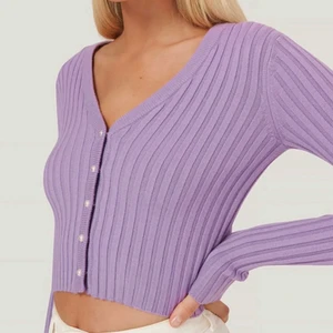 Lila kofta från AFJ x Nakd - (Första bilderna är lånade) Supersöt lila kofta från AFJ x Nakds kollektion. Slutsåld. Nypris: ca 500. Storlek S.