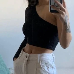 Svart topp  - Säljer denna topp pågrund av att jag inte använder den. Har använt den ett fåtal gånger och den funkar fortfarande jätte bra. Inga fläckar eller hål. Den fungerar för både små och lite större bröst eftersom tyget är stretchigt. Jag köpte den från SHEIN och säljer även en i färgen beige. Meddela mig för mer information. (Inte jag på bilden) 