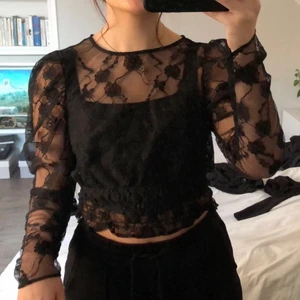 Topp från hm - Säljer nu denna superfina toppen från H&M. Den är endast använd vid ett tillfälle och i nyskick, säljer den då den inte kommer till användning. På bilderna har jag ett separat linne under, toppen består av spets och är därav genomskinlig. Betalning sker via swish och köparen står för frakten🖤