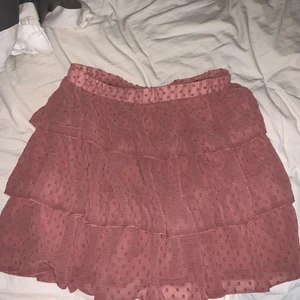 Kjol - Supersöt kjol jag tyvärr inte fått någon användning av. Lite mer rosa i verkligheten, endast provad. Frakt tillkommer💖