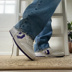 Converse fastbreak - Ett par jättesnygga sneakers från Converse som tyvärr inte kommer till användning! Bra skick och är i strl 41.😄 Köparen står för frakt.