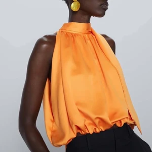 Ny fest-topp från Zara - Säljer denna helt oanvända festtopp från Zara, storlek S! Passade inte mig så hoppas någon annan kan få användning av den🥰