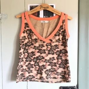 Härlig topp🌸 - Sommrig topp i fint mönster! Troligen vintage, väldigt fint skick! Strl L men passar även på mig som brukar ha XS-S i tröjor. Stretchigt bomullstyg. Kan skicka fler bilder eller mått vid begäran. Om fler är intresserade blir det budgivning. Kolla gärna in mina andra annonser, samfraktar gärna🐅