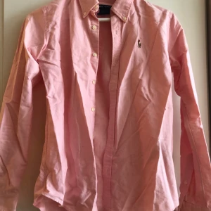 Ralph Lauren skjorta  - Använd två gånger, jättefint skick, bara lite skrynklig. Strl 0 motsvarar 32-34