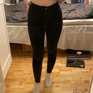 Svarta vanliga skinny jeans i S - Lägger ut detta plagget igen pågrund av oseriös köpare…. Ett par vanliga svarta skinny jeans ifrån ginatricot. Storlek S. Oanvända. Den svarta färgen sitter fortfarande bra på dem.