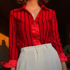 Vintage röd disco-skjorta - En thriftad 70-tals skjorta! Köpt på Humana. Äkta Saturday Night Fever-känsla! I superfint skick, passar allt från XS-M baserat på önskad passform. Bara att kontakta mig om du har några fler frågor om plagget🕺🏻✨