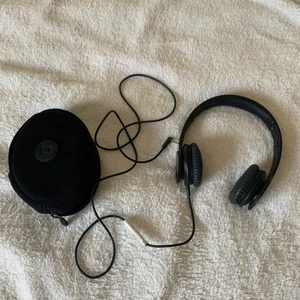 Beats hörlurar - Svarta Beats. Coola från några år sen. Ingen bluetooth, sladden är trasig men funkar som vanligt - därför tejpad och väldigt nedsatt pris:) 