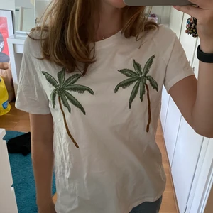 T-shirt - Perfekt overzised t-shirt nu till sen sommaren💚💚 Använd några gånger men i super bra skick💕 