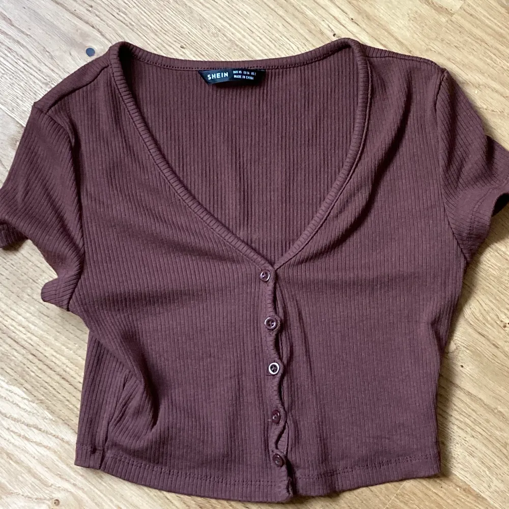 Denna jättefina tröjan är i storlek xs men sitter nog på s också! 🤎 första bilden visar färgen men den andra ser av någon anledning ut som en helt annan färg! 📀      Köpte här på Plick men är osäker på vad den kostade! Säljer iallafall den för 80 kr inkl frakt 💸 . Toppar.