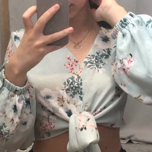 Blommig topp - Skitsnygg blommig topp som har legat i min garderob ganska länge utan att blivit använd. Vet inte märket. Säljer toppen för 55 kr + frakt (30 kr) 💓💓 