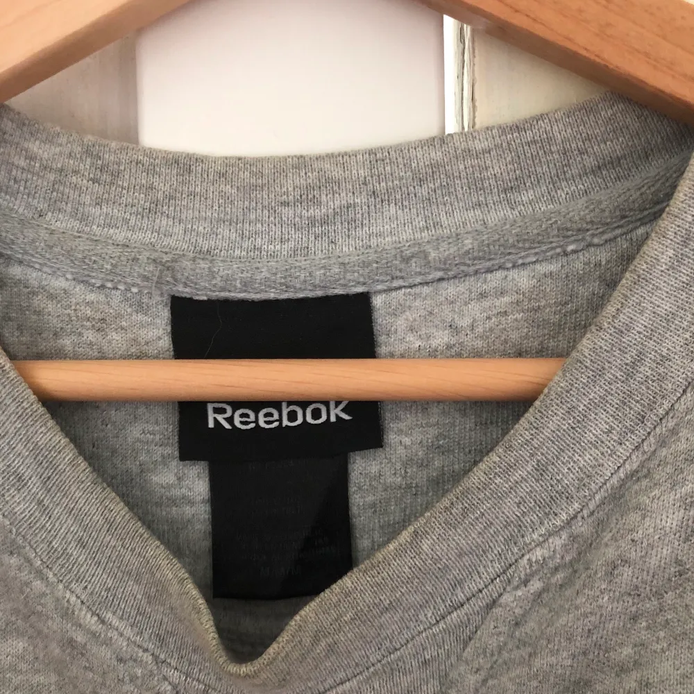Grå oversize Reebok tröja hittad på second hand. Osäkert vilken storlek men troligen XL. Fint skick. . Tröjor & Koftor.