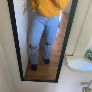 Jeans med hål i  - Monki Yoko jeansen som är insydda i benen för att bli mer raka och i midjan från en 28 till en 27:a. Sedan egna klippta hål 