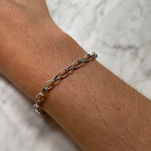 Thomas sabo armband silver  - Medföljer inga berlocker! Kan frakta rek eller utan, alt mötas i Lund!