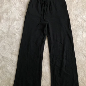 Oanvända vida mjukisbyxor - Oanvända mjukisbyxor från Shein, tyvärr lite för korta för mig men i övrigt väldigt sköna! Skicka ett meddelande vid frågor om mått☺️