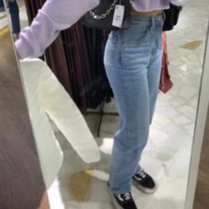 Blå Levi’s jeans - Fina blå jeans från levis i väldigt bra skick. 🤩🤩De är i modellen ribcage ankeljeans med raka ben. Jag har de i storlek w 23 vet dock inte vad längden är men på mig  som är 1,55m har de gått hela vägen ner. De är alltså menade att vara ankellängd men på mig har de gått hela vägen ner.   Nypris var 1 200kr.                 Köparen står för frakt 