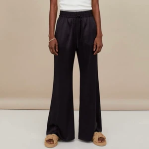 Mörkblå satinbyxor!!💙 - Ska sälja mina SKÖNASTE och finaste byxor:( Dem är köpta ifrån H&M i strl Xs och är slutsålda i alla storlekar förutom 40 och uppåt🤍 jag är 165 och dem går lite mer än till fötterna på mig<3 dem är köpta för 399kr. Säljes för 400 + frakt❤️! köparen står för frakt 🚚🥰)