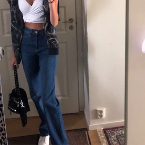 Raka Jeans  - Jeans köpta på Kappahl i jättefint skick! Mörkblåa, hög i midjan och  raka i benen 