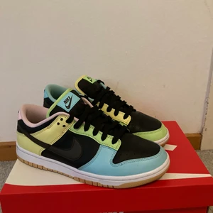 Dunk low free 99  - WTS ett par dunk low free 99 i size 41. Använda 1 gång. Så helt nya nästan och allt og finns. 
