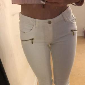 Vita low waist jeans med guld detaljer