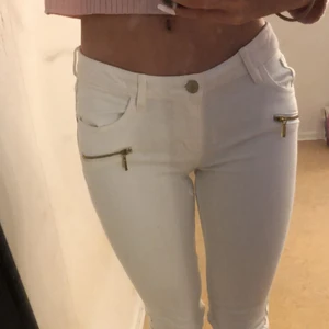 Jeans - Vita low waist jeans med guld detaljer