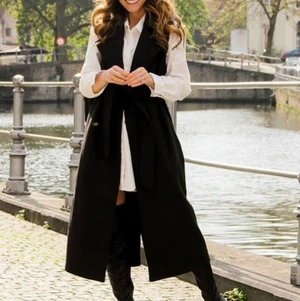 NA-KD - Lång väst utan ärmar  - Oanvänd elegant väst från Na-KD med prislapp på. Den köptes för 799kr. Jag är 1.68 och västen når till vaderna. (Lånade bilder från Na-kd’s hemsida)