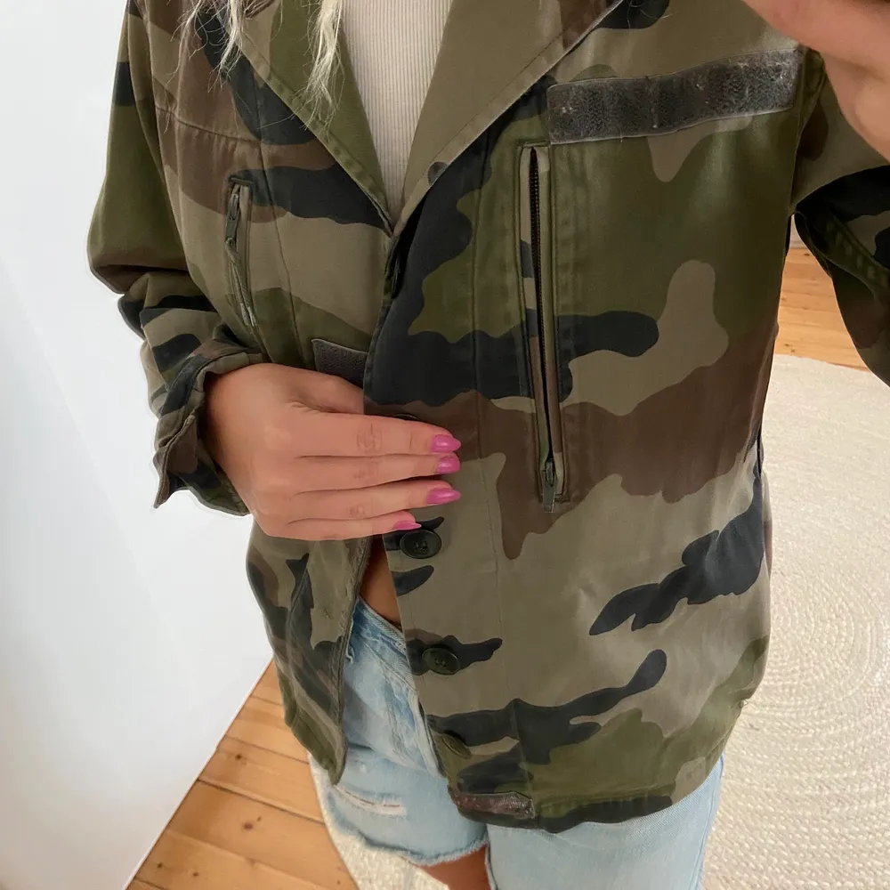 Jacka i camouflage, köpt second hand. Perfekt nu till hösten! Passar mig i storlek som är S-M. Finns i Stockholm!. Jackor.