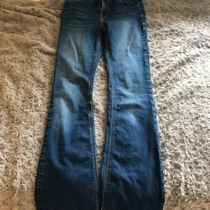 Lågmidjade jeans - Säljer dessa blåa lågmidjade jeansen från river island då de är för små för mig:( Storlek är 36 men passar abslout 34 också. Köparen står för frakten eller så kan vi mötas upp i Stockholm💞 kom privat för frågor