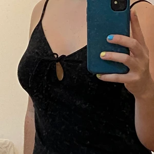 Linne med knytning - Jättefint linne med knytning fram köpt frön humana, lite småglittrigt men syns inte så bra på bilderna! Står inte storlek men skulle säga att det passar xs-m beroende på hur man vill att det ska sitta.