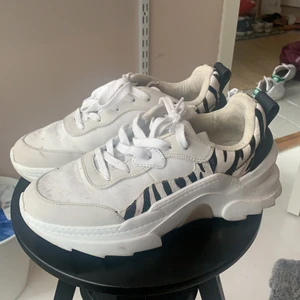 Skor  - Säljer mina super snygga zara skor då jag ej använder dom💘 de har små fläckar uppepå men det går säkert att tvätta bort