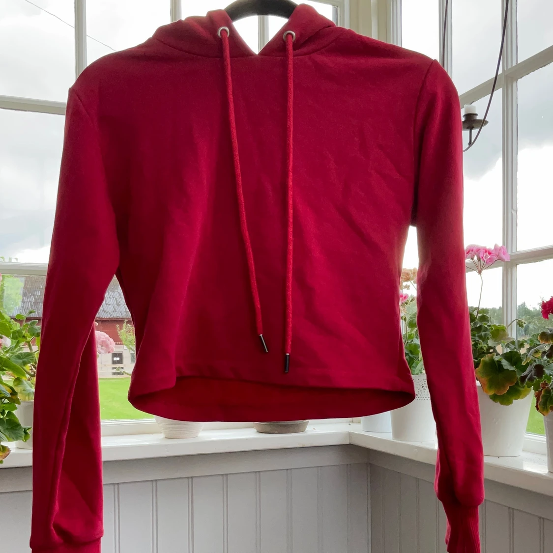 Chiquelle röd croppad hoodie - 90