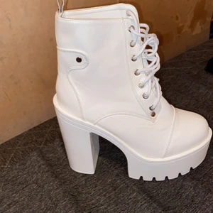 Vita plattform skor - De ser längre ut i bilderna men det här är helt oanvända skor som va för små för mig men älskar de😊