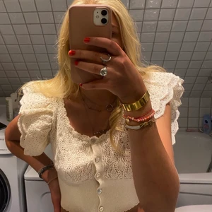 As snygg tröja från Zara🥰🥰 - Så härlig virkad topp från Zara med knappar, perfekt till hösten, orginalpris 250❤️❤️ (nästan helt oanvänd)