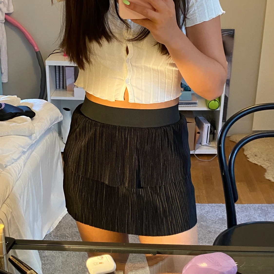 Svart plisserad volangkjol