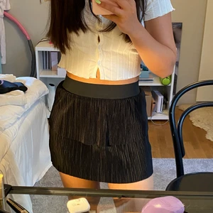 Svart plisserad volangkjol - Supersöt volangkjol från Cubus i storlek xs. Sälja då denna tyvärr inte kommer till användning. 