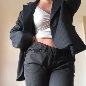 Randig oversize kostym   - Superfin oversize konstym! Byxorna är i storlek 36 men skulle säga att dem passar en 38 också. Dem är långa i benen! Kavajen är ungefär en L men perfekt oversize 😊