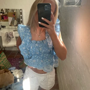 Volangtopp  - sjukt söt blommig volangtopp från zara, använd en gång💕