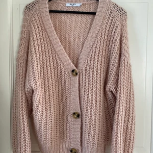 Kofta - Jättefin rosa kofta ifrån nakd. Använd ett fåtal gånger men fint skick. Fråga gärna för fler bilder. Köparen står för frakt.💕💕