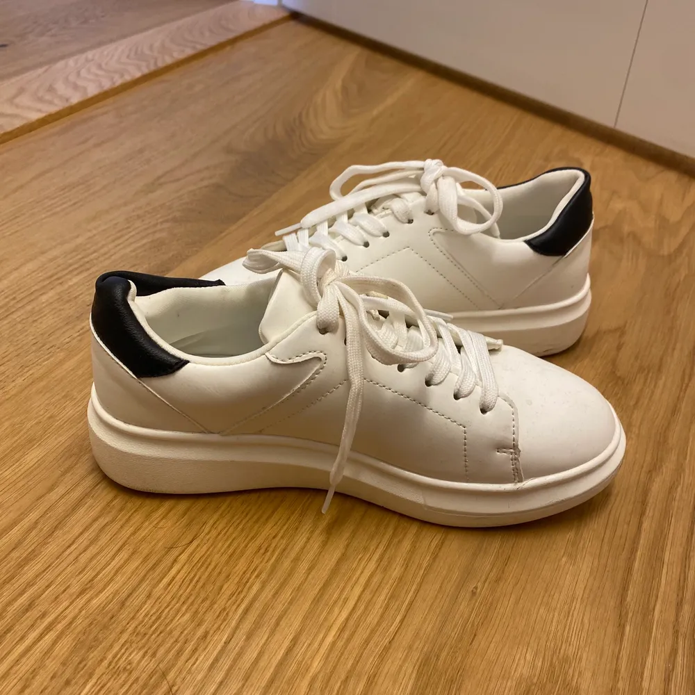Vita sneakers från NAKD. Använd Max 3 ggr. Storlek 37!. Skor.