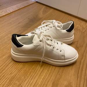 Vita sneakers från NAKD. Använd Max 3 ggr. Storlek 37!