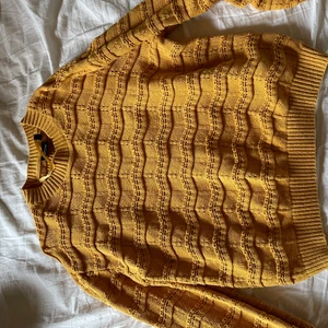 Stickad tröja - Extremt skön och mysig stickad tröja från Kappahl🤎 Använd fåtal gånger, perfekt nu inför hösten! Storlek M men passar S-L beroende på passform. Frakt tillkommer🤎