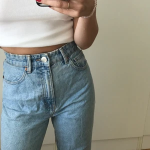 Ljusblå zara jeans  - Säljer dessa jeansen ifrån zara i en rak/mom modell då de tyvärr är för stora. Använda men fortfarande i fint skick.