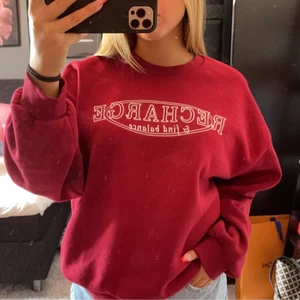Sweatshirt  - Väldigt mysig sweatshirt från Gina tricot. Köpte den i storlek L för att jag ville att den skulle vara overzise vilket jag älskar med den😊