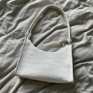 Vit väska  - Fin väska i nyskick, säljer då den inte kommer till användning. Frakt tillkommer🌸