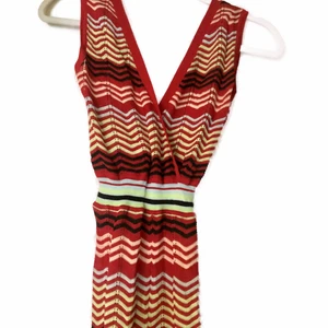 Jumpsuit storlek xs - Helt oanvänd jumpsuit i missoni inspirerat mönster. Xs men funkar s då det är stretch.